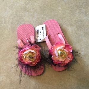 To fully decorated children’s flip-flops